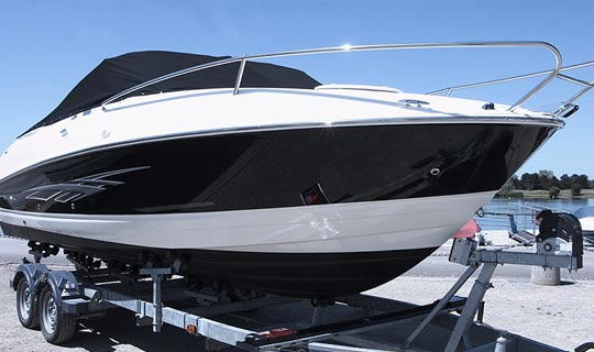 Spezielle Pflege für Motorboote